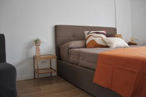 un sofá con una almohada en una habitación en New apartment close to the Cinque Terre en La Spezia