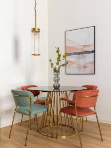 a dining room with a table and chairs at limehome Klagenfurt Goessgasse in Klagenfurt