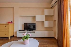 A television and/or entertainment centre at 797 Holiday Rentals- Atico en Arroyo de la miel con hermosas vistas