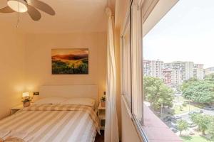 A bed or beds in a room at 797 Holiday Rentals- Atico en Arroyo de la miel con hermosas vistas Még 35 kép