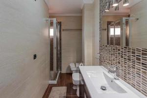 A bathroom at 797 Holiday Rentals- Atico en Arroyo de la miel con hermosas vistas
