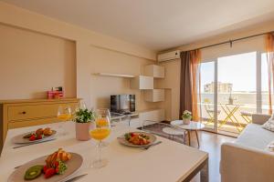 A kitchen or kitchenette at 797 Holiday Rentals- Atico en Arroyo de la miel con hermosas vistas