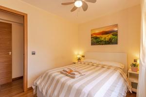 A bed or beds in a room at 797 Holiday Rentals- Atico en Arroyo de la miel con hermosas vistas