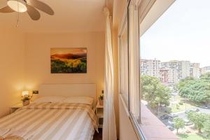 A bed or beds in a room at 797 Holiday Rentals- Atico en Arroyo de la miel con hermosas vistas