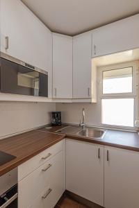 A kitchen or kitchenette at 797 Holiday Rentals- Atico en Arroyo de la miel con hermosas vistas