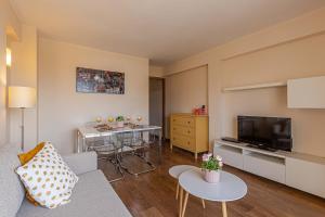 A seating area at 797 Holiday Rentals- Atico en Arroyo de la miel con hermosas vistas