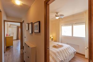 A bed or beds in a room at 797 Holiday Rentals- Atico en Arroyo de la miel con hermosas vistas
