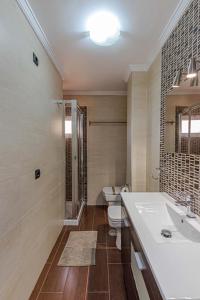 A bathroom at 797 Holiday Rentals- Atico en Arroyo de la miel con hermosas vistas