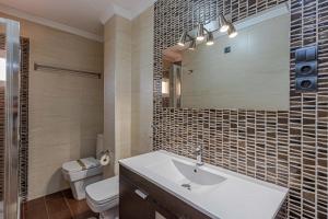 A bathroom at 797 Holiday Rentals- Atico en Arroyo de la miel con hermosas vistas
