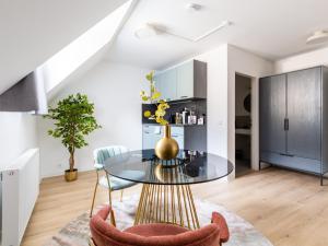 a dining room with a glass table and chairs at limehome Klagenfurt Goessgasse in Klagenfurt