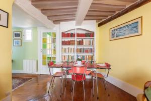 een eetkamer met een tafel en rode stoelen bij Amandus in Rouen