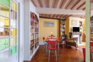 魯昂的住宿－Amandus，用餐室配有桌椅和书架