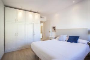 a white bedroom with a large bed and white cabinets at 73cop1034 - Spacious apartment with terrace in Barcelona