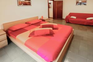 ローマにあるA Place Apartの大型ベッド1台(赤い枕付)