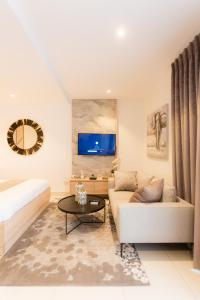 ein Wohnzimmer mit einem Sofa und einem Tisch in der Unterkunft Accra Luxury Apartments @ The Lennox in Accra