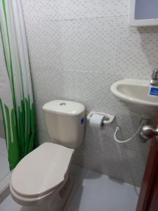 ein Badezimmer mit Toilette und Waschbecken in der Unterkunft Hotel CHAFO in Leticia