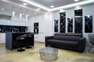 A seating area at Dream Apartman 3 with Free Parking