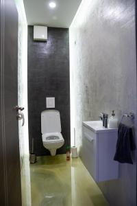 A bathroom at Dream Apartman 3 with Free Parking