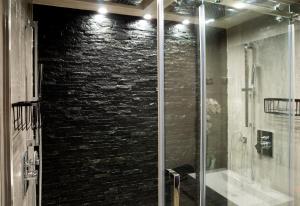A bathroom at Dream Apartman 3 with Free Parking