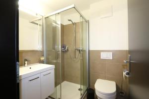 un bagno con doccia, WC e lavandino di Hollywood 1 - A luxury, comfortable and spacious apartment located directly on the slopes! a Saas-Fee