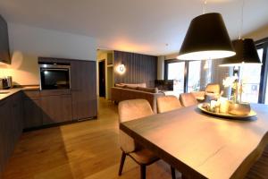 Cucina o angolo cottura di Hollywood 1 - A luxury, comfortable and spacious apartment located directly on the slopes!