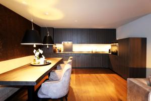 Cucina o angolo cottura di Hollywood 1 - A luxury, comfortable and spacious apartment located directly on the slopes!