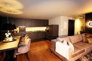 un soggiorno con un divano e un tavolo di Hollywood 1 - A luxury, comfortable and spacious apartment located directly on the slopes! a Saas-Fee