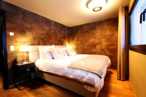 una camera da letto con un letto con una parete in legno di Hollywood 1 - A luxury, comfortable and spacious apartment located directly on the slopes! a Saas-Fee