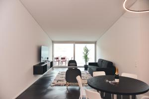Uma televisão e/ou sistema de entretenimento em One Only Lake View Penthouse no01