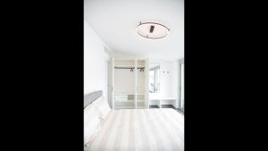 Uma cama ou camas num quarto em One Only Lake View Penthouse no01