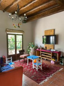 uma sala de estar com um sofá e uma mesa em Habitación en casa estilo campo em Luján de Cuyo