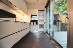 A cozinha ou kitchenette de One Only Lake View Penthouse no01