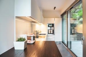 A cozinha ou kitchenette de One Only Lake View Penthouse no01