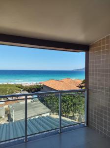 baño con vistas al océano desde el balcón en COBERTURA DUPLEX NA PRAIA, en Cabo Frío