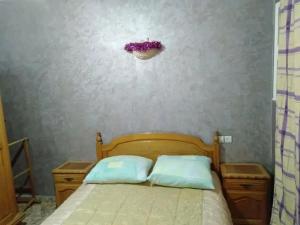 Un pat sau paturi într-o cameră la شقة مفروشة ومجهزة بمدينة أسفي بالطابق التاني للعائلات والأجانب