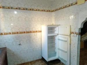 حمام في شقة مفروشة ومجهزة بمدينة أسفي بالطابق التاني للعائلات والأجانب