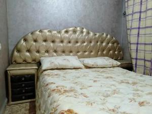 سرير أو أسرّة في غرفة في شقة مفروشة ومجهزة بمدينة أسفي بالطابق التاني للعائلات والأجانب