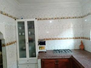 مطبخ أو مطبخ صغير في شقة مفروشة ومجهزة بمدينة أسفي بالطابق التاني للعائلات والأجانب