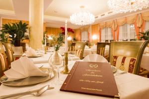 una sala da pranzo con un tavolo e un menù di Hotel Alexandra a Plauen