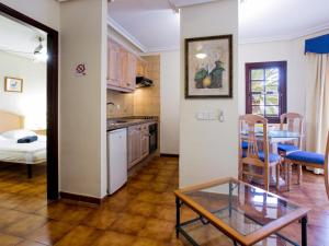 cocina y sala de estar con mesa y comedor en 301 A Royal Park Albatros Heated Pool, en San Miguel de Abona