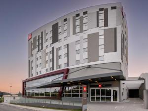 a large building with a lot of windows at Ibis Aruja in Arujá