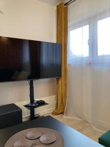 Telewizja i/lub zestaw kina domowego w obiekcie Apartament BB I na Kiepury