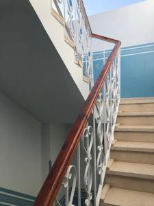 un escalier dans une maison avec une balustrade en verre dans l'établissement The Brown House, à Louxor