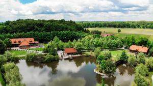 una vista aérea de una casa junto a un río en Moslavačka Priča Holiday Homes, en Mala Ludina