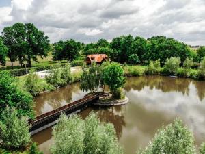 Mala Ludina的住宿－Moslavačka Priča Holiday Homes，享有河流的空中景致,设有一座桥梁