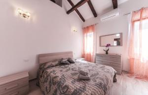 una camera da letto con un letto con un cappello sopra di Ca' Laura - Murano Centro a Murano