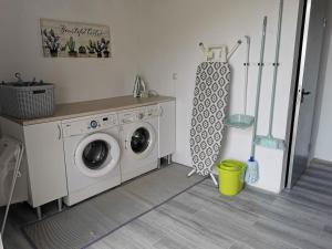 a laundry room with a washer and a washing machine at Casa Las Majadillas in Iznájar