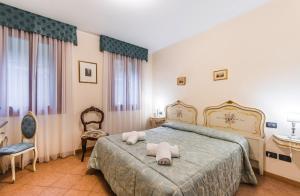 1 dormitorio con 1 cama con 2 toallas en Ca' Leon D'Oro, en Venecia