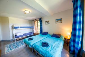 1 dormitorio con 1 cama y 1 litera en Eco-hôtel et Yourtes du Mercantour, en Guillaumes