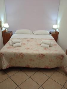 una camera da letto con un grande letto con due cuscini di Atlantic Ostello B&B a Napoli
